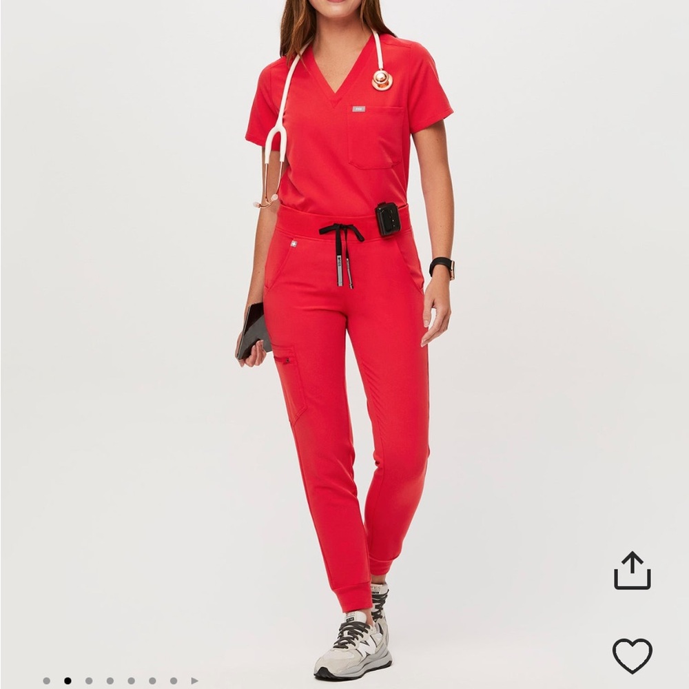 ❤️ FIGS Scrub Set - POP RED COLOR (Size M) - Great Condition